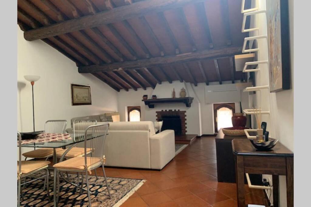 Daisy House: Nice Attic In The Historical Center Salo Luaran gambar